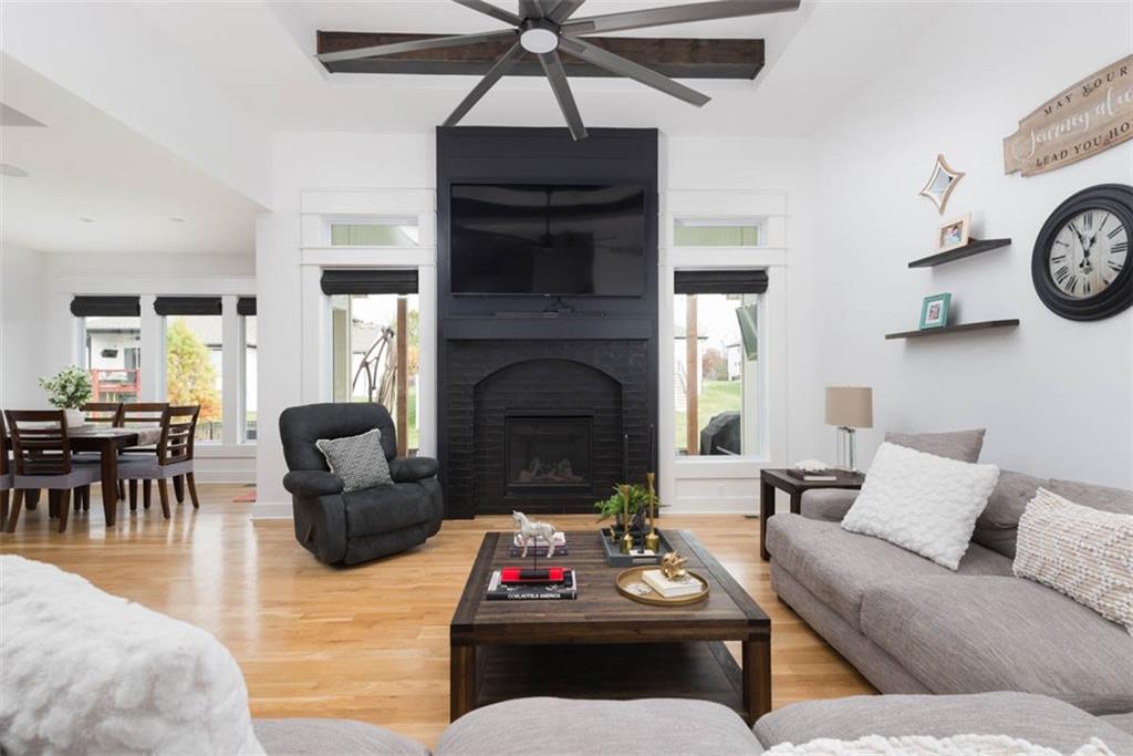 521 NE Hidden View Lane