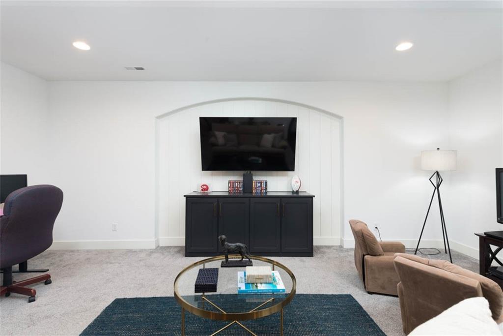 521 NE Hidden View Lane