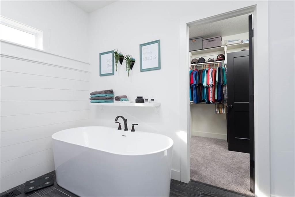 521 NE Hidden View Lane