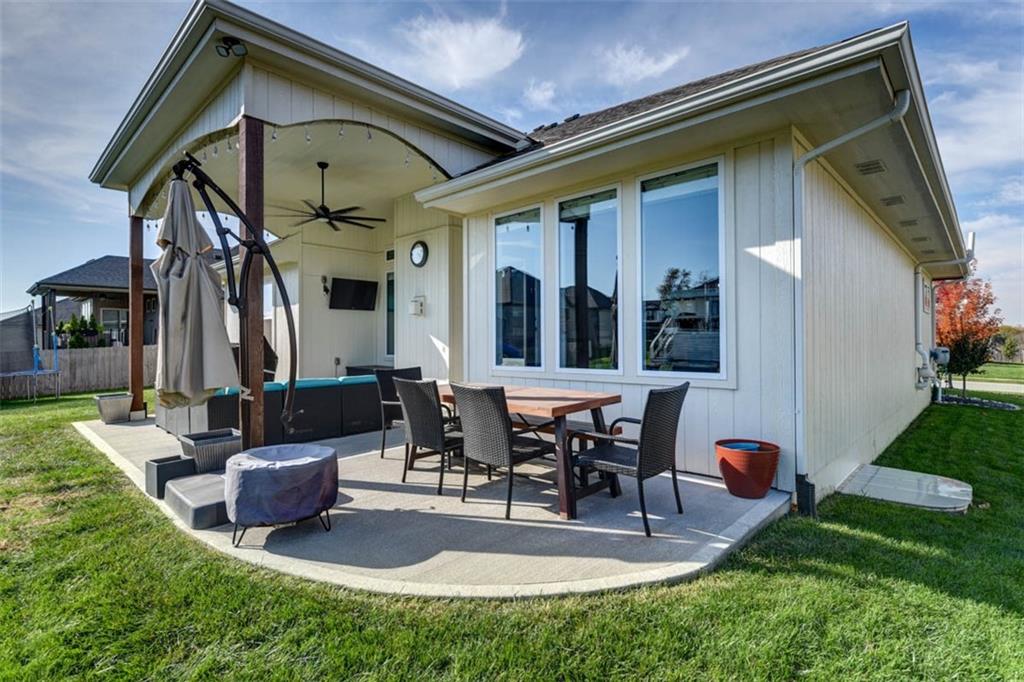 521 NE Hidden View Lane