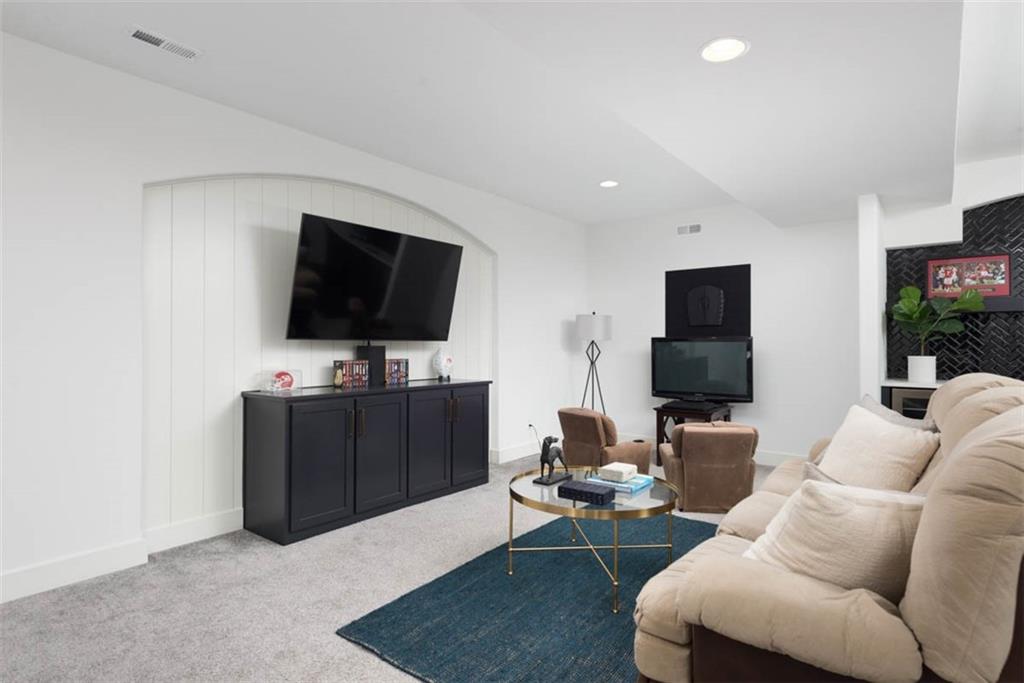 521 NE Hidden View Lane