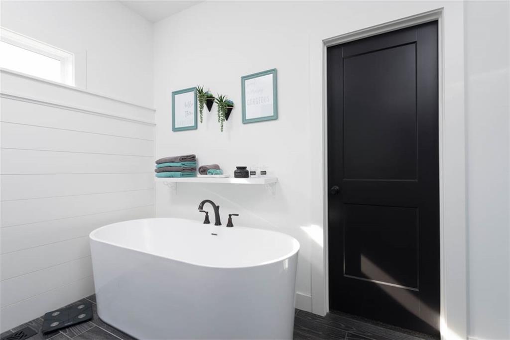 521 NE Hidden View Lane