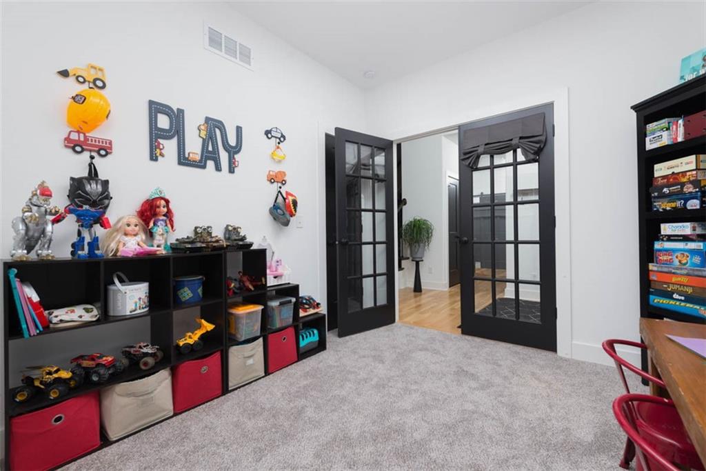 521 NE Hidden View Lane