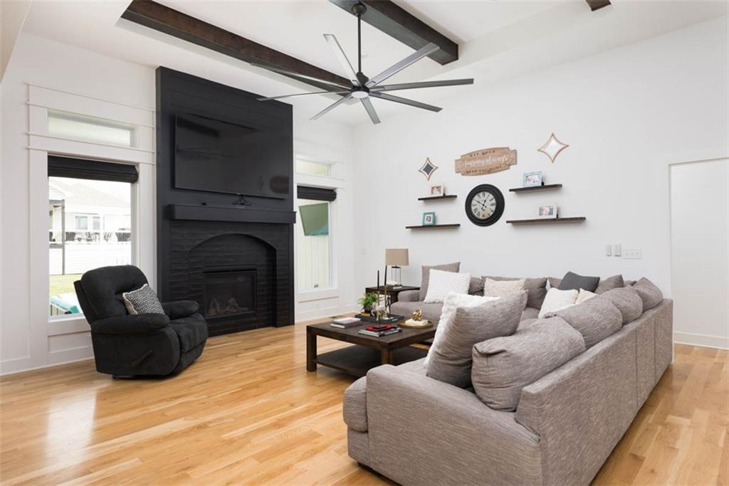 521 NE Hidden View Lane