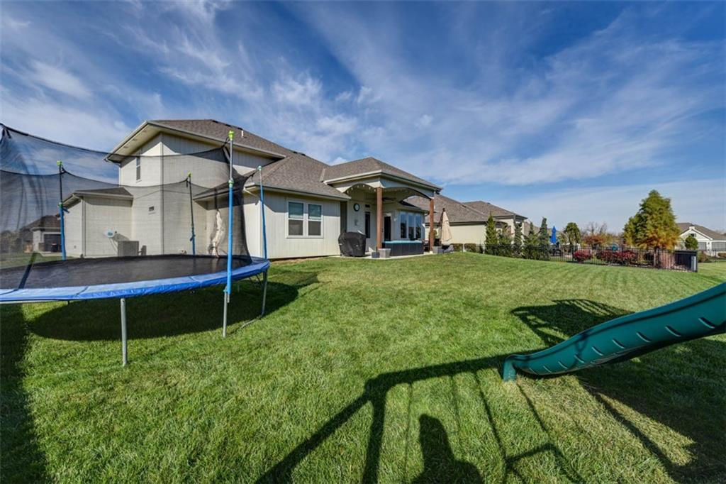 521 NE Hidden View Lane