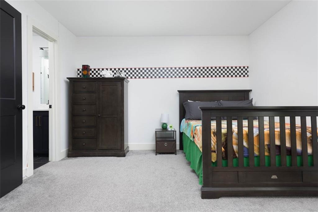 521 NE Hidden View Lane