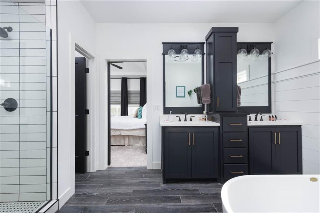 521 NE Hidden View Lane