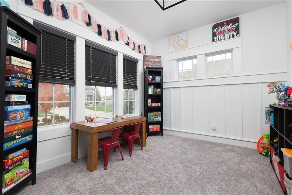 521 NE Hidden View Lane