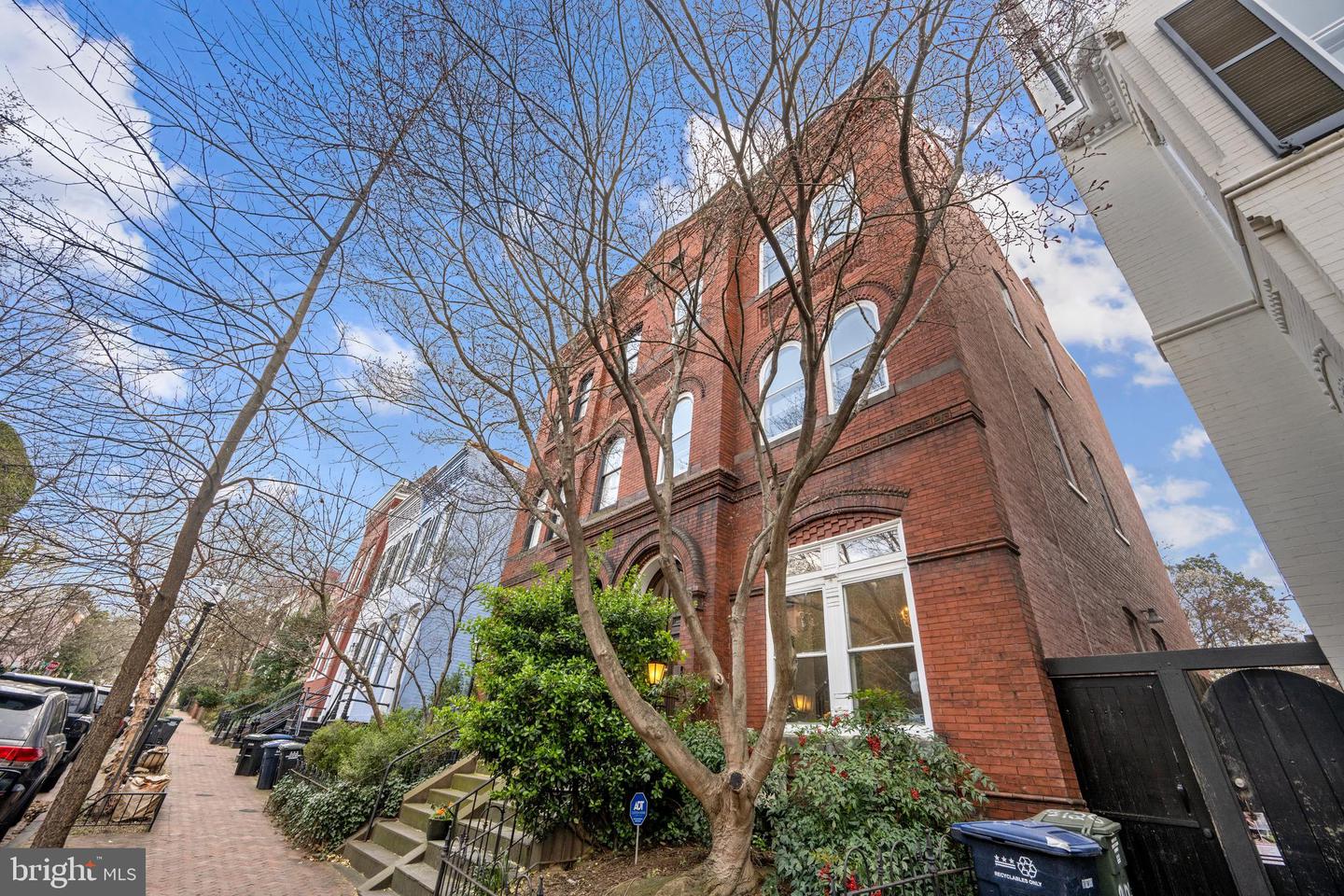 3126 Dumbarton St NW