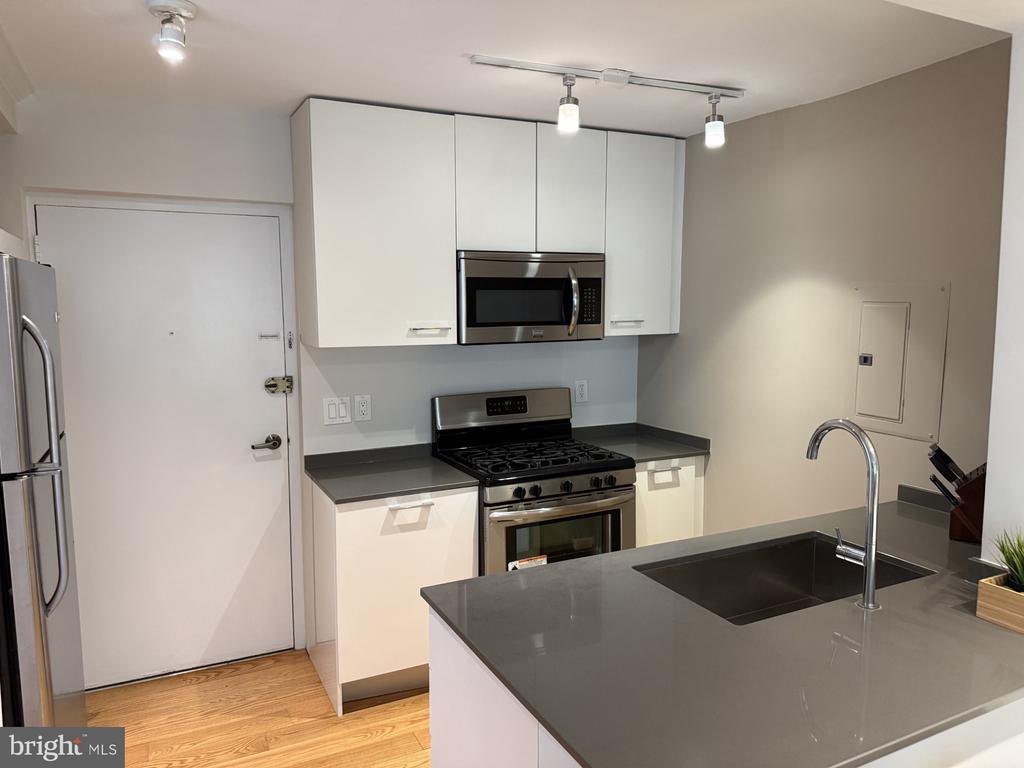 2030 F STREET NW Unit: 407
