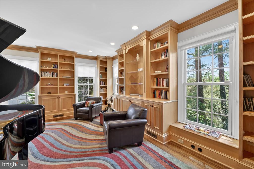 5115 CAPE COD COURT