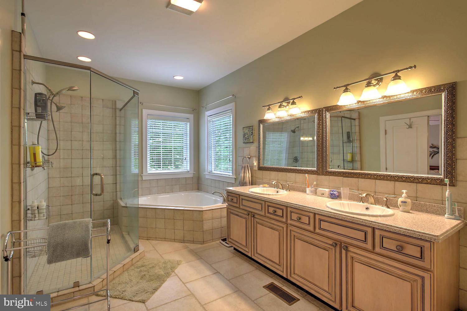 2272 Oakridge Ct