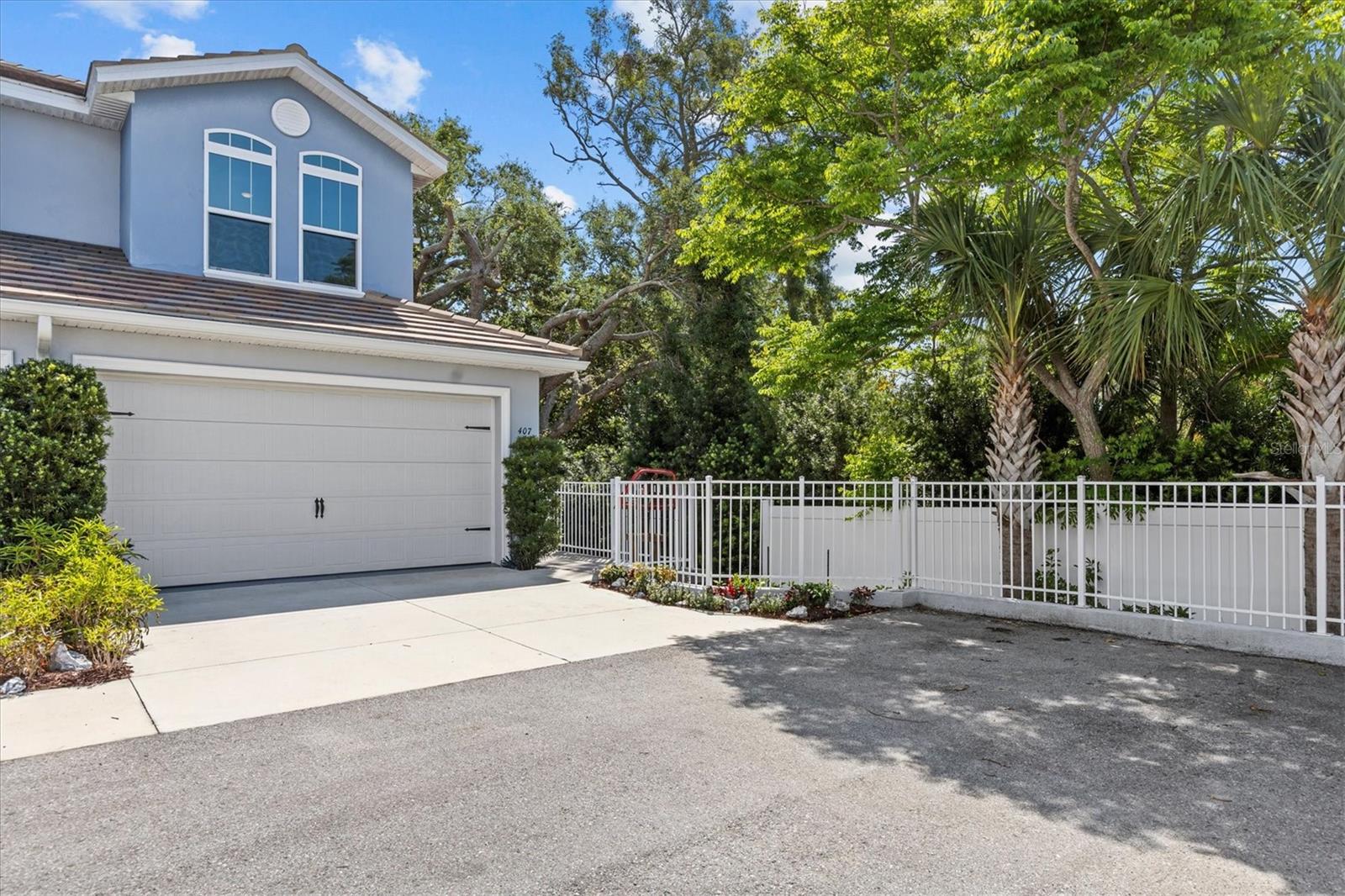 407 BIRDSONG LN