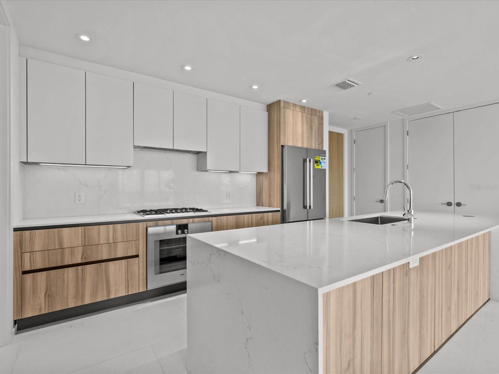 1020 SUNSET POINT RD #611