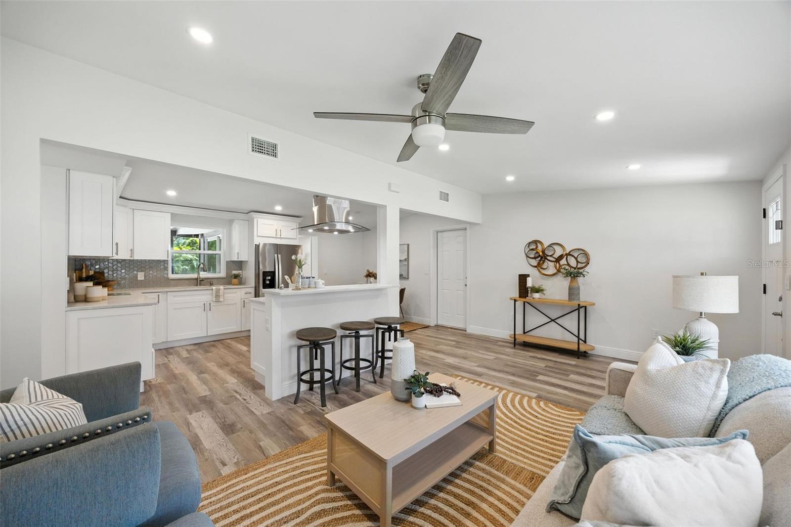 657 LAURA LN