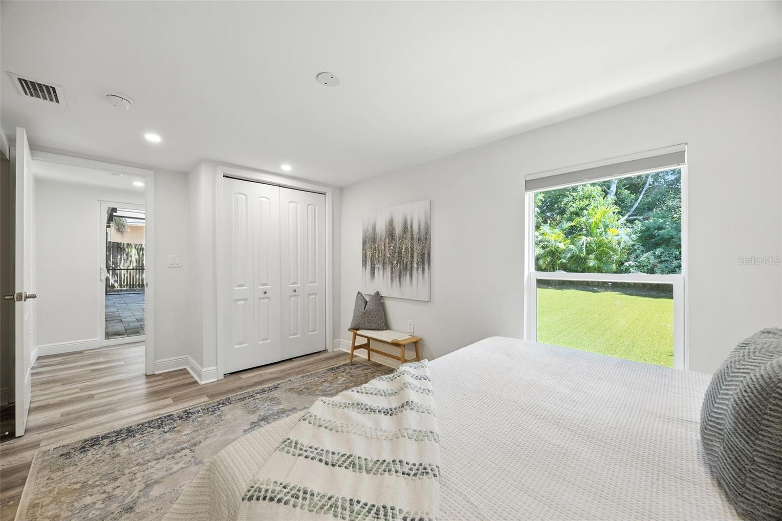 657 LAURA LN