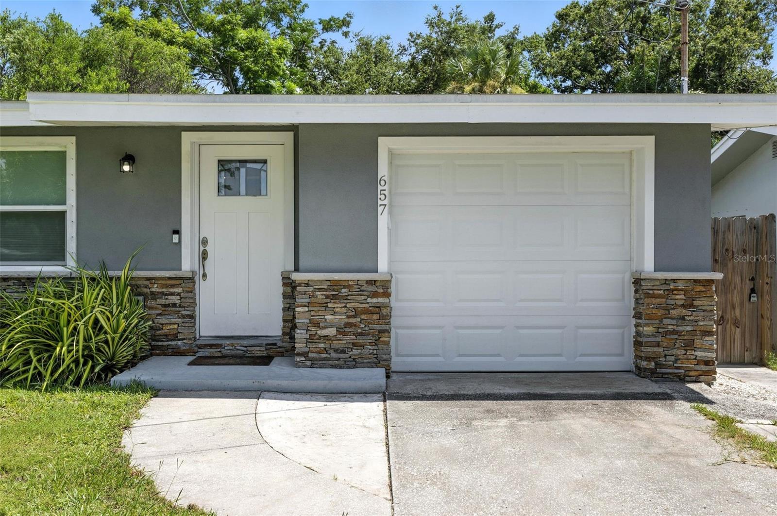 657 LAURA LN
