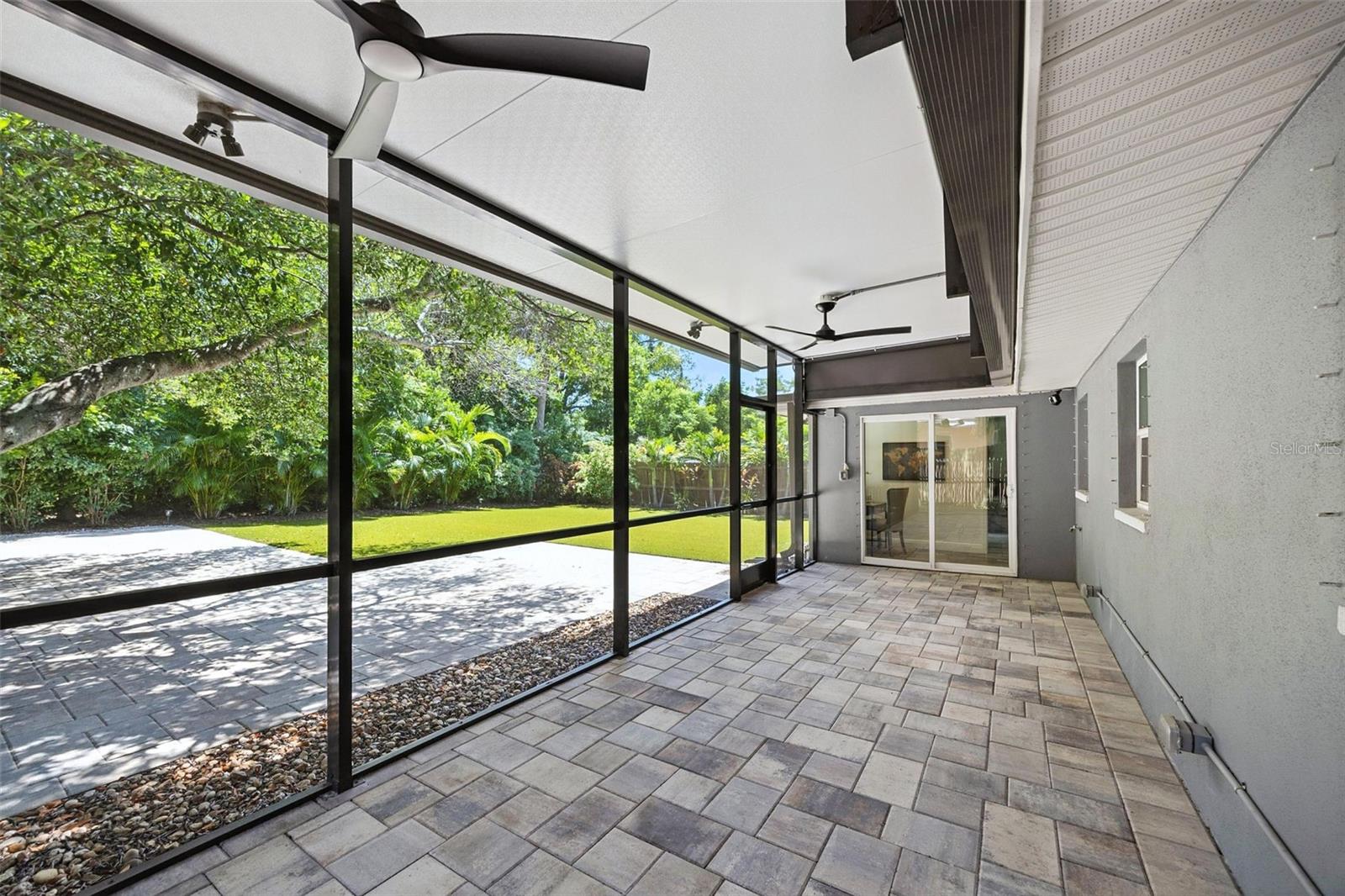 657 LAURA LN