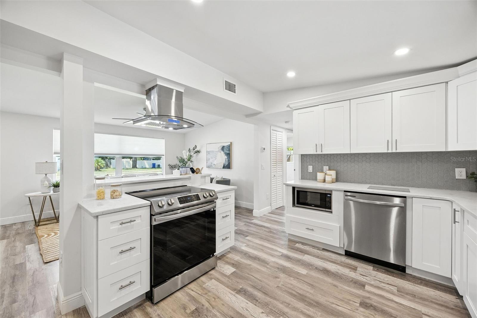 657 LAURA LN
