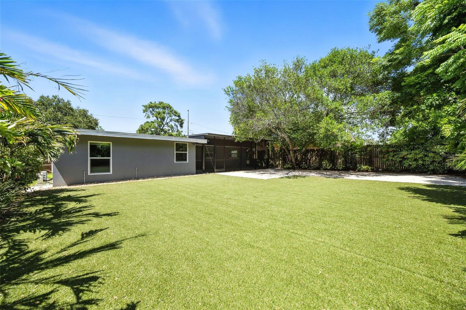 657 LAURA LN