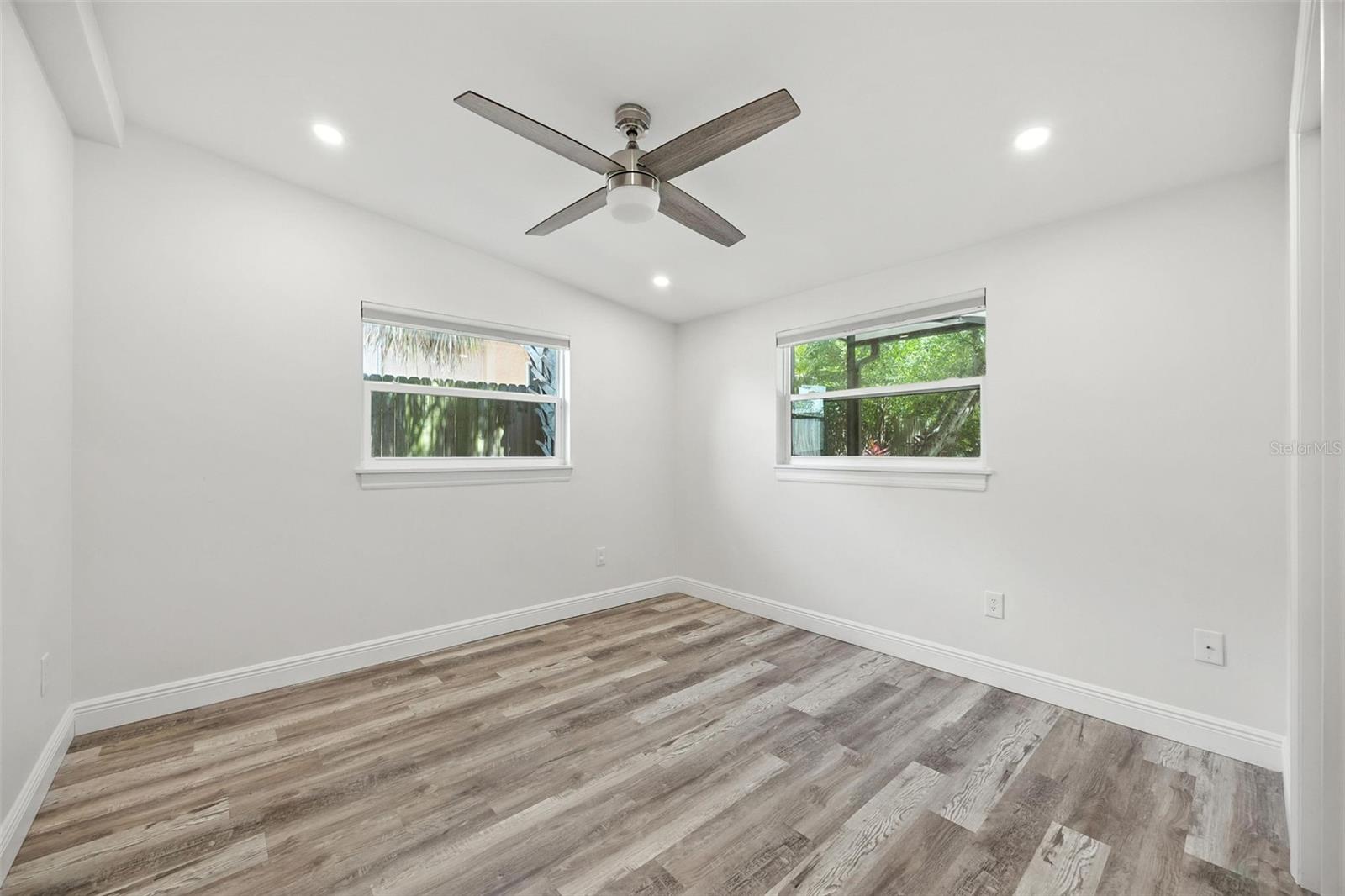 657 LAURA LN