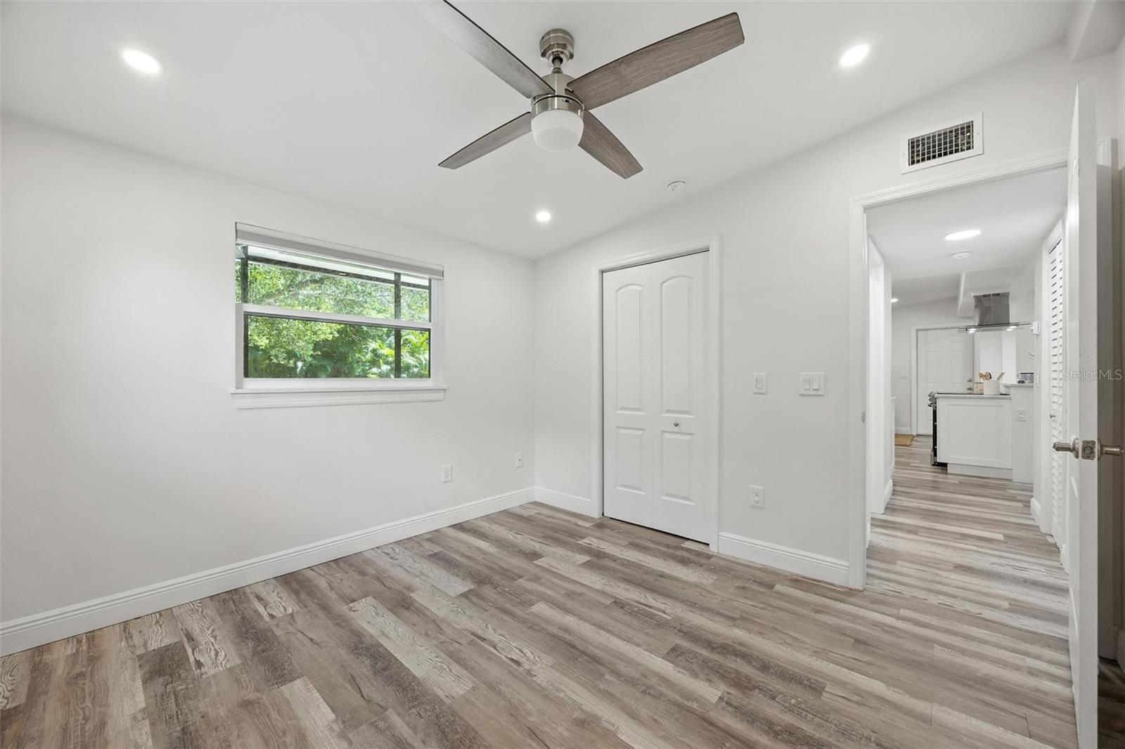 657 LAURA LN