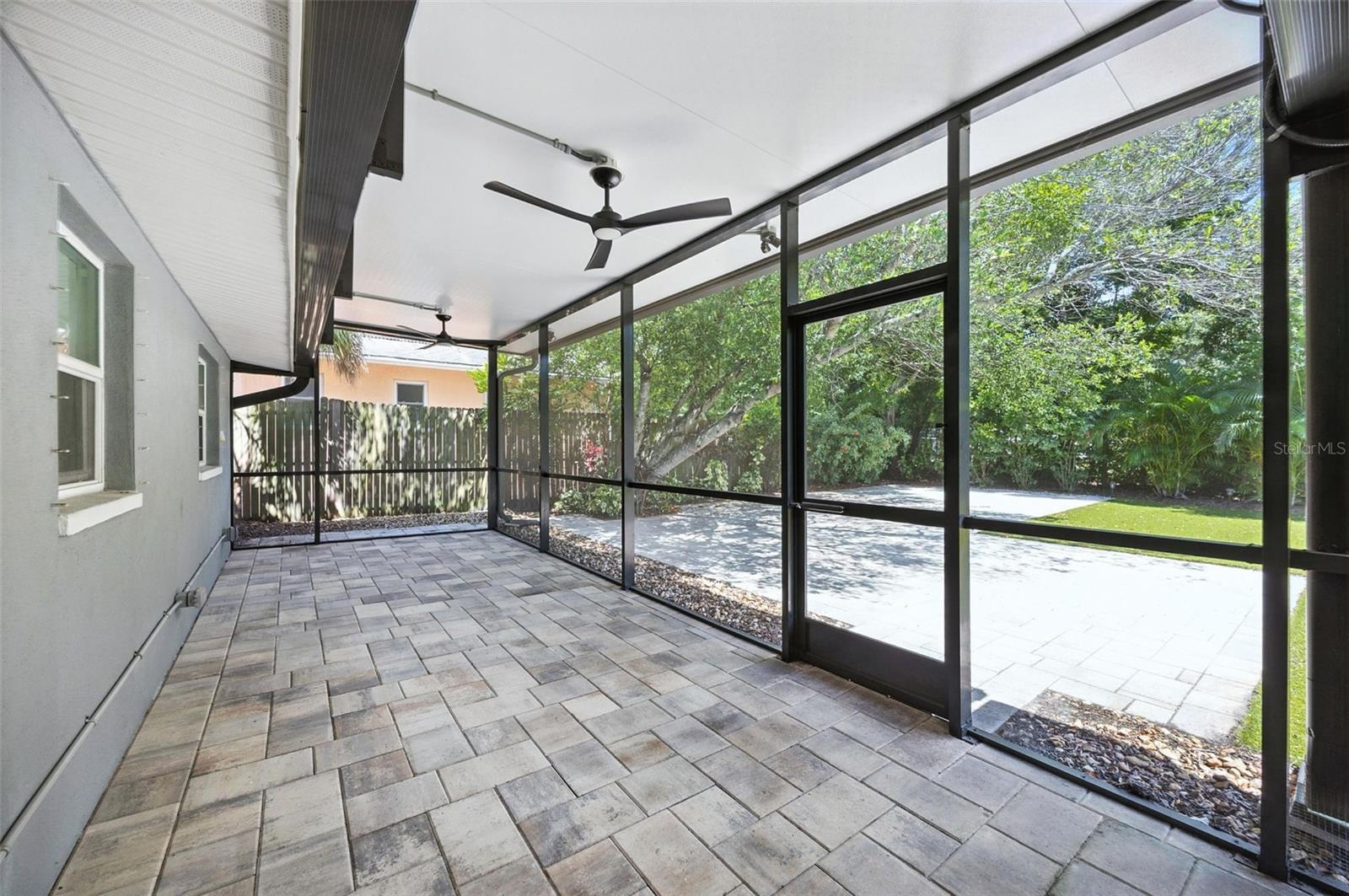 657 LAURA LN