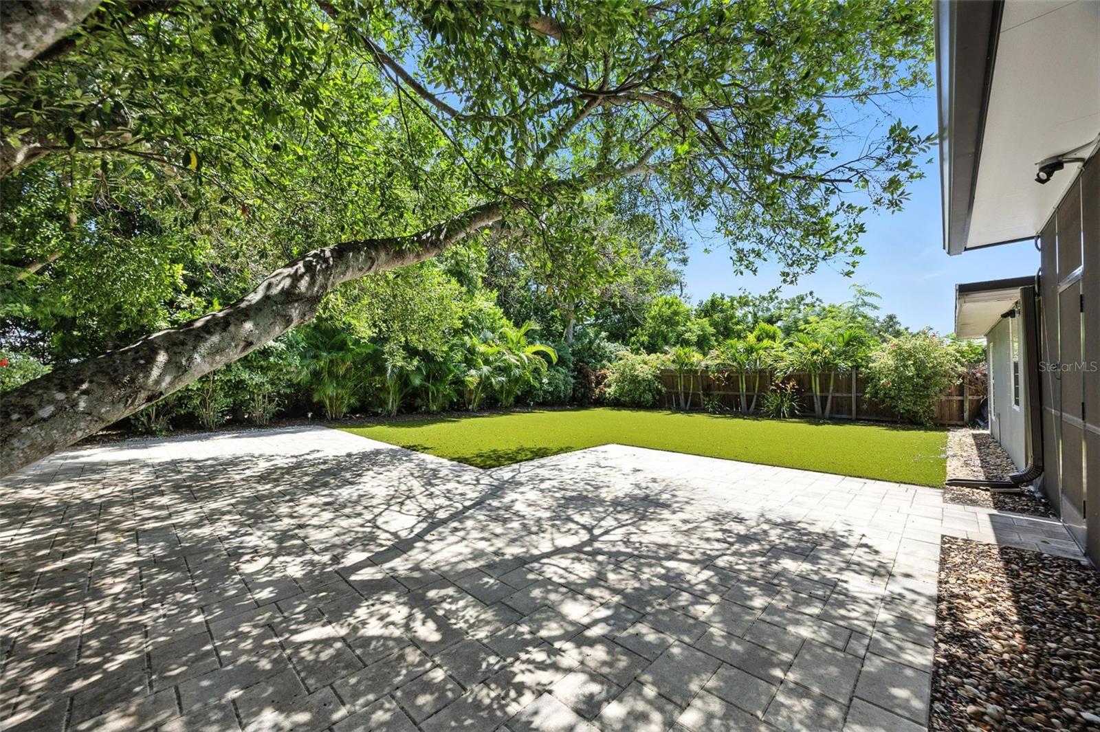 657 LAURA LN