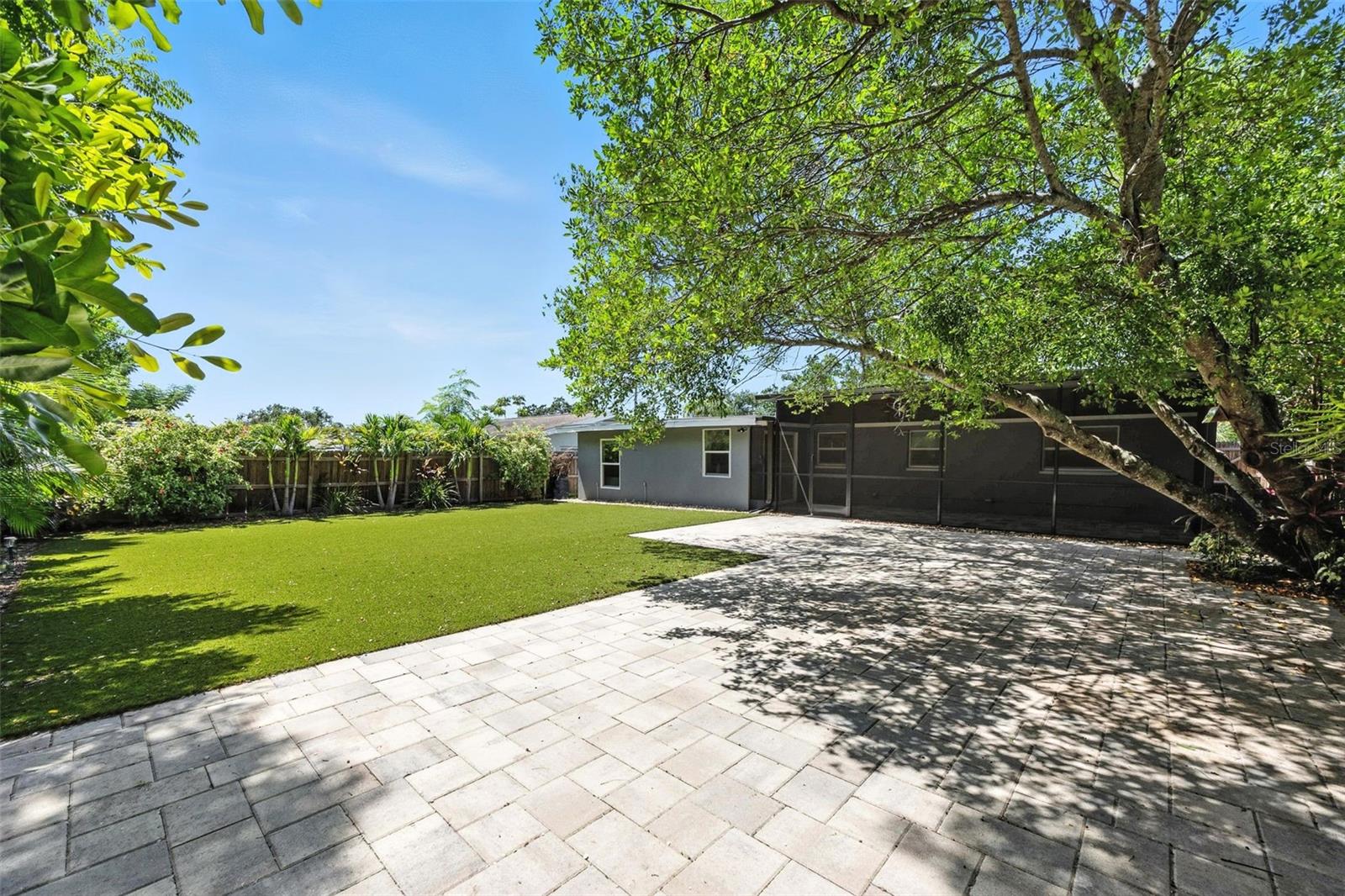 657 LAURA LN
