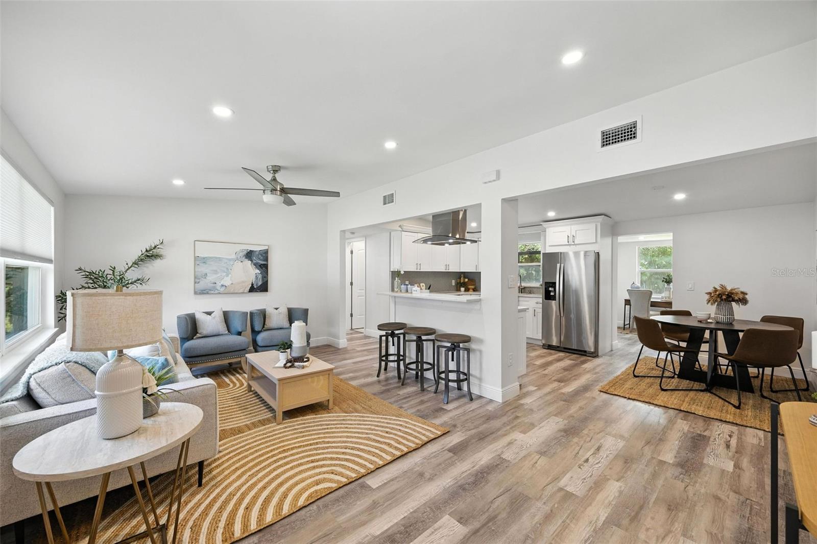 657 LAURA LN