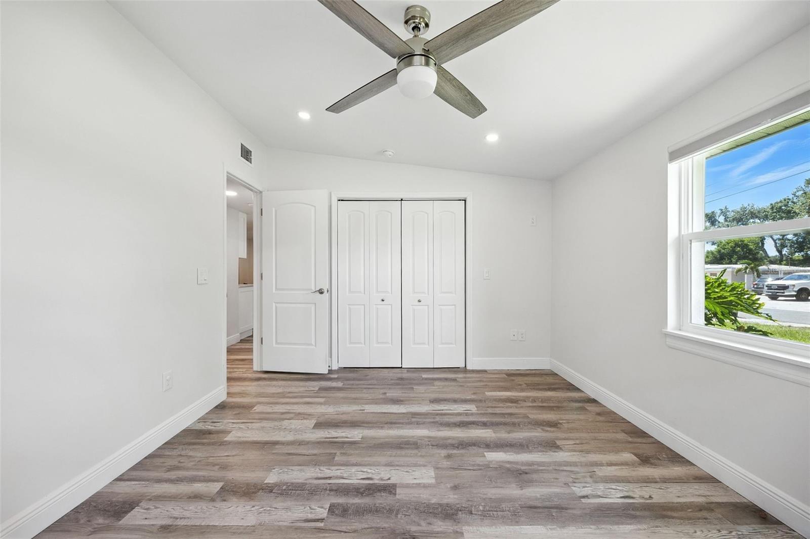 657 LAURA LN