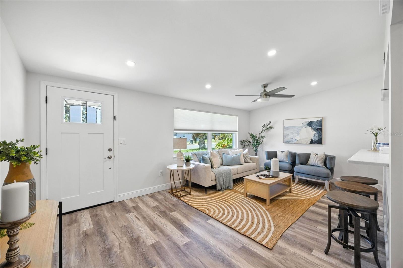 657 LAURA LN