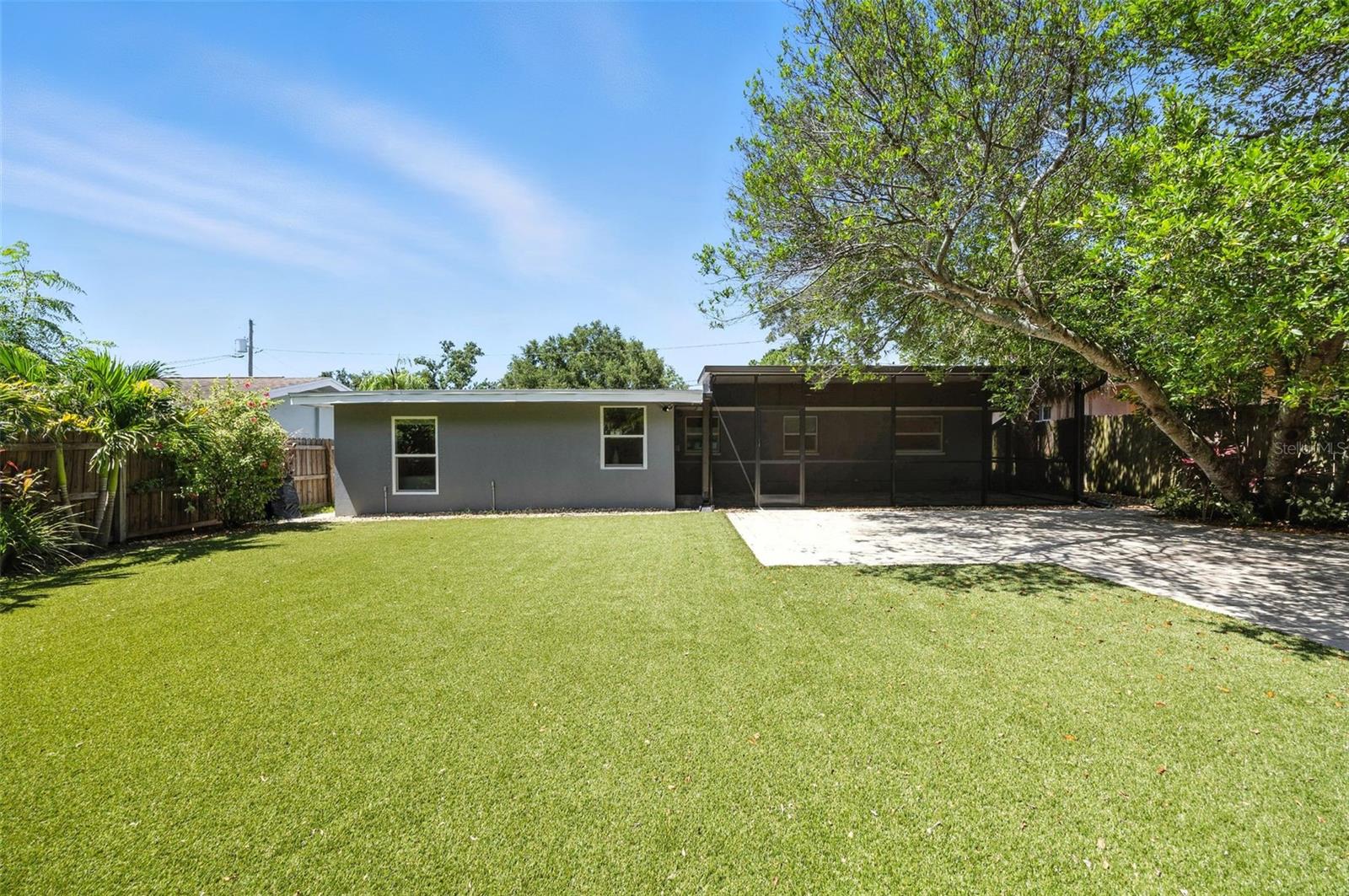 657 LAURA LN