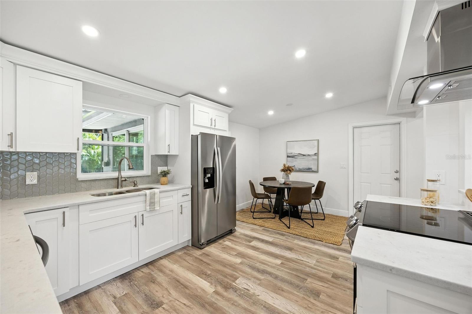 657 LAURA LN