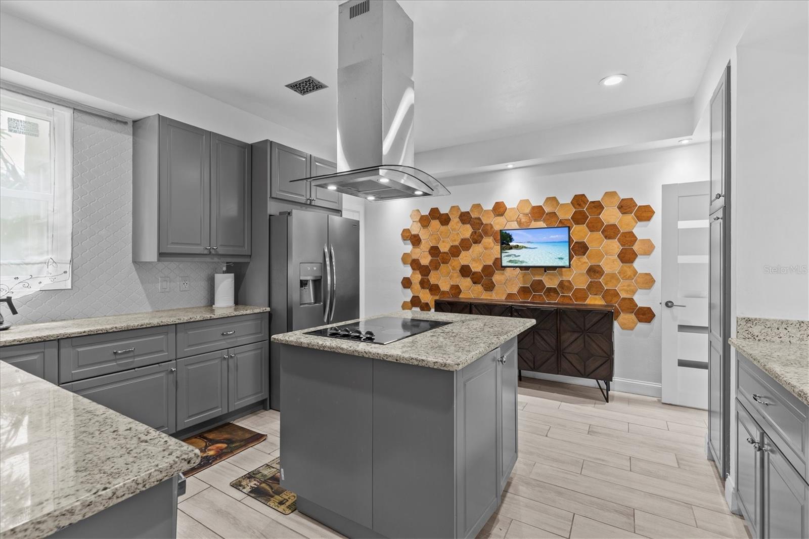 5914 LA ROSA LN