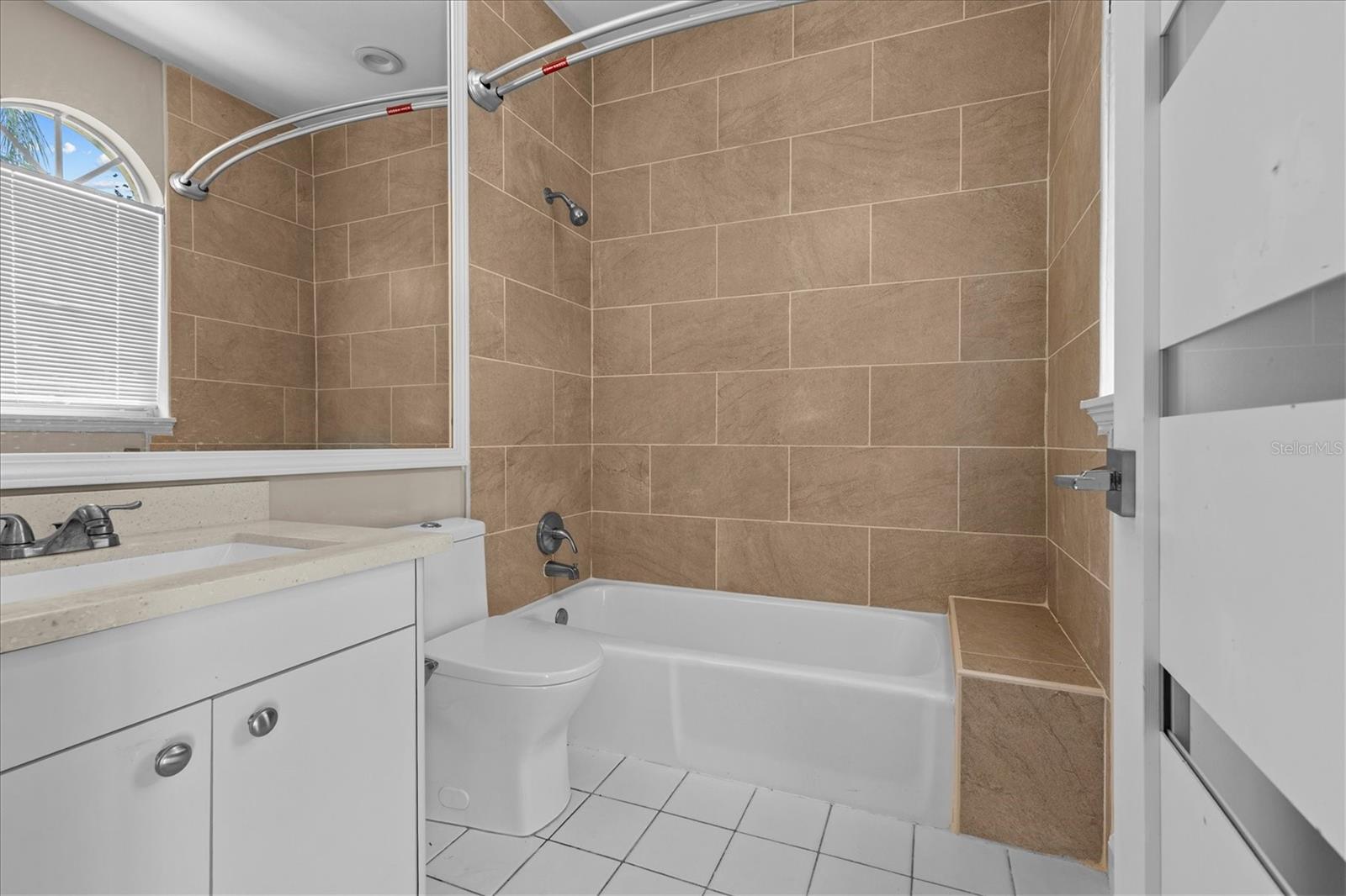 5914 LA ROSA LN