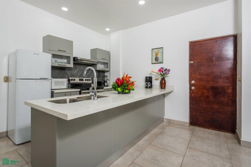 Portofino A4: Renovated 2BR Condo Steps from Tamarindo Beach