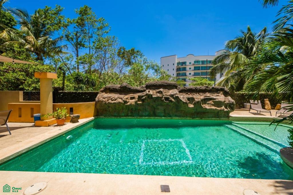 Portofino A4: Renovated 2BR Condo Steps from Tamarindo Beach