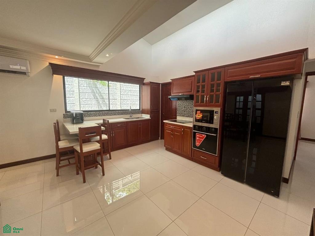 House of Dreams, Casa Linderos