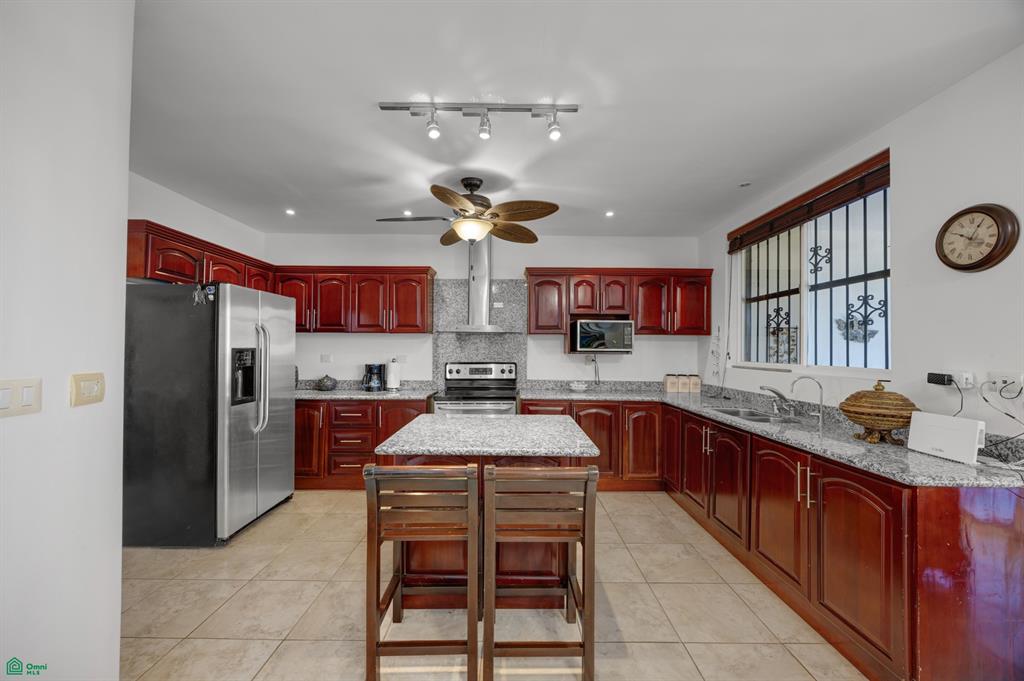 El Destino 1A: Turnkey Oceanfront Living in Surfside 