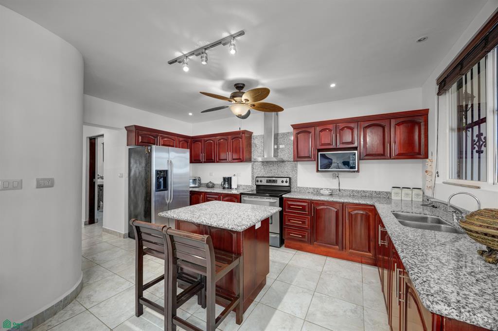 El Destino 1A: Turnkey Oceanfront Living in Surfside 