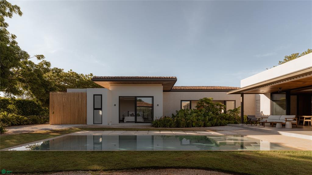 Casa Los Feliz: Contemporary Tropical Luxury in Hacienda Pinilla