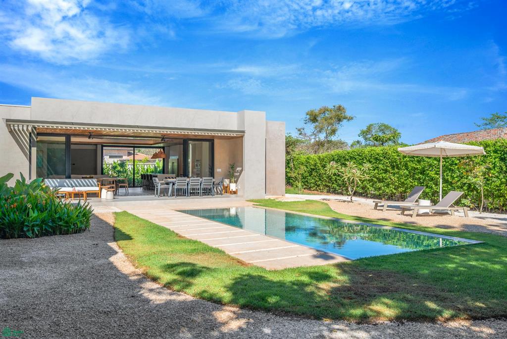 Casa Los Feliz: Contemporary Tropical Luxury in Hacienda Pinilla