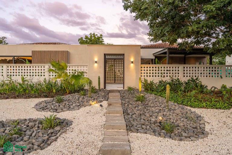 Casa Los Feliz: Contemporary Tropical Luxury in Hacienda Pinilla