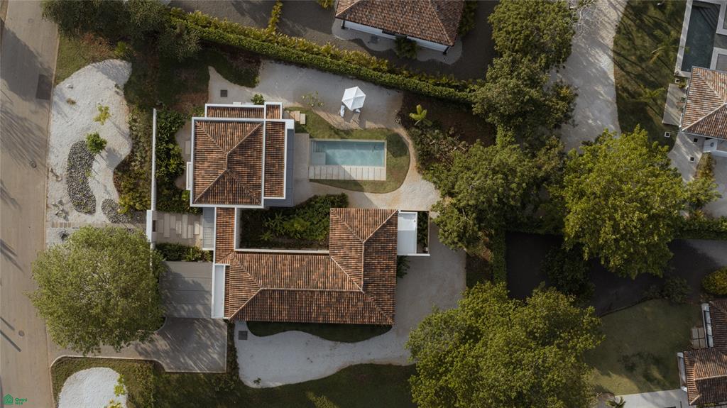 Casa Los Feliz: Contemporary Tropical Luxury in Hacienda Pinilla