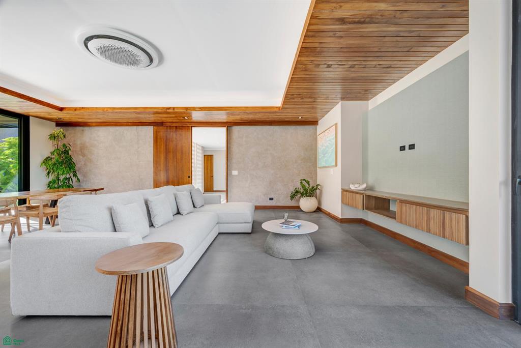 Casa Los Feliz: Contemporary Tropical Luxury in Hacienda Pinilla