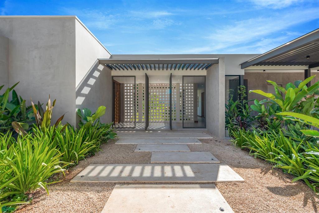 Casa Los Feliz: Contemporary Tropical Luxury in Hacienda Pinilla