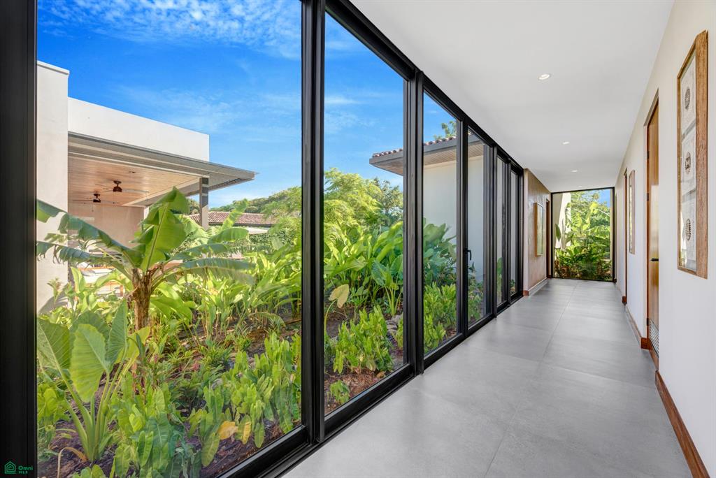 Casa Los Feliz: Contemporary Tropical Luxury in Hacienda Pinilla