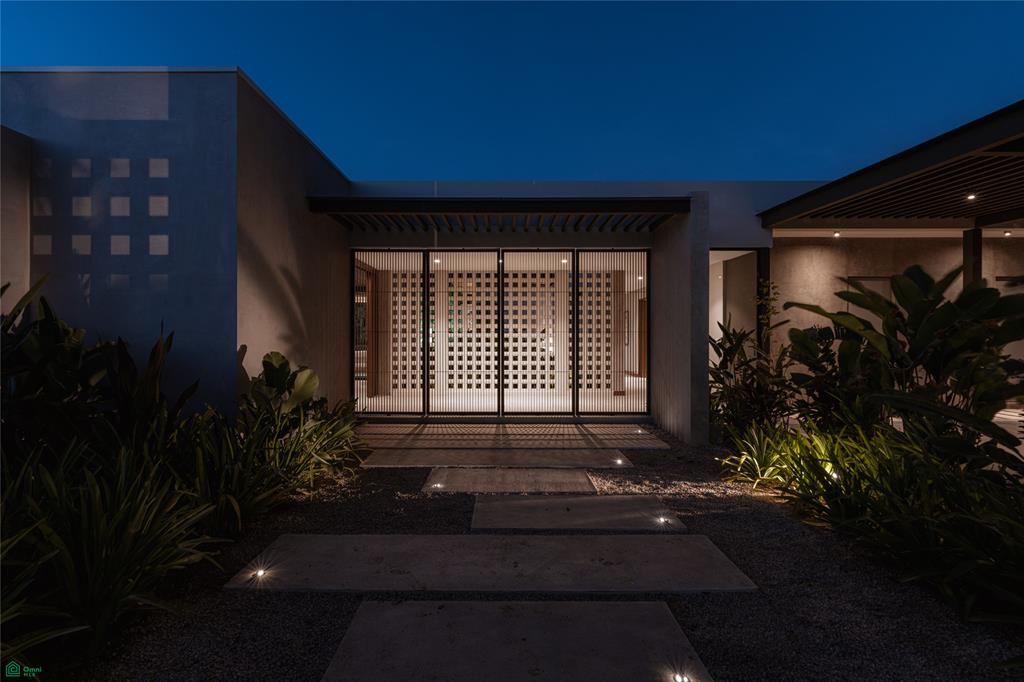 Casa Los Feliz: Contemporary Tropical Luxury in Hacienda Pinilla