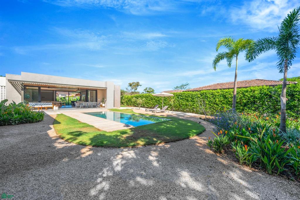 Casa Los Feliz: Contemporary Tropical Luxury in Hacienda Pinilla